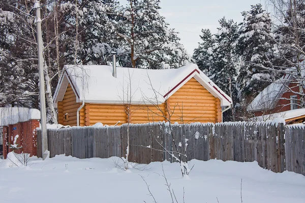 Nieuw huisje in een dennenbos aan het naaldbos — Stockfoto