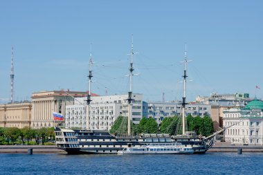 fregat op de rivier neva, Sint-petersburg, Rusland