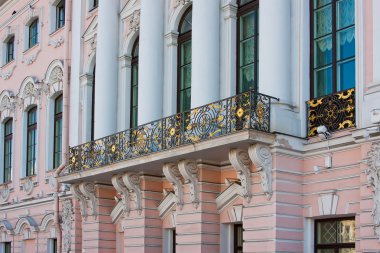 balkon binanın dekoratif ayrıntıları ile