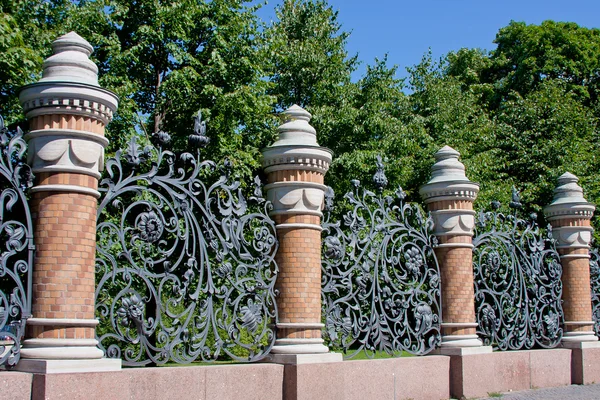 Fragment of a decorative fence Alexander Garden, the city of St. — Stock Photo, Image