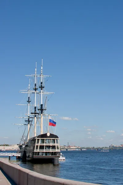 Fragata en el río Neva, San Petersburgo, Rusia — Foto de Stock
