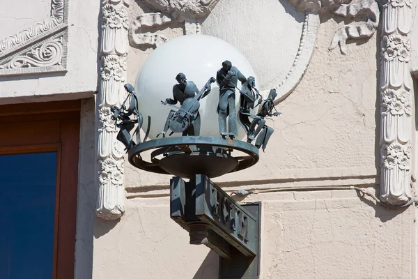 A Szentpétervár városban épület homlokzatán lámpa — Stock Fotó