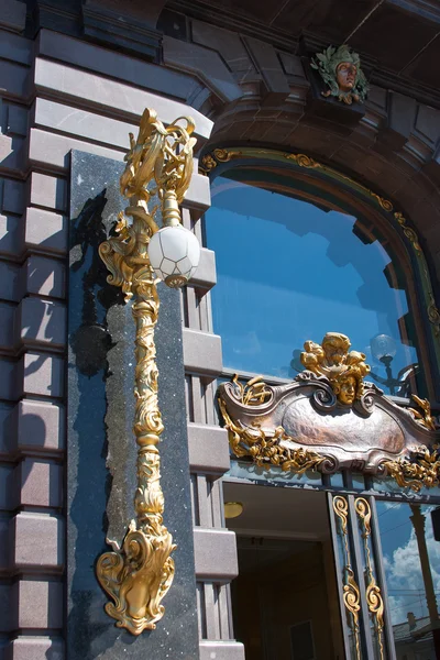 Skulpturerna på fasaden av byggnaden i staden Sankt petersburg — Stockfoto