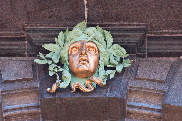 Sculptures sur la façade du bâtiment dans la ville Saint-Pétersbourg — Photo