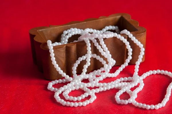 Caja pequeña con cuentas de perlas — Foto de Stock