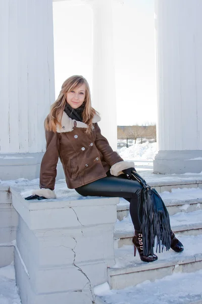 Krásná žena v zimním parku — Stock fotografie