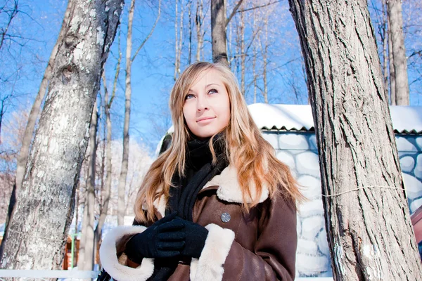 冬の公園で美しい女性が — ストック写真
