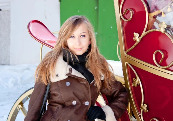 Frau in der Nähe eines Reisebusses im Winterpark — Stockfoto