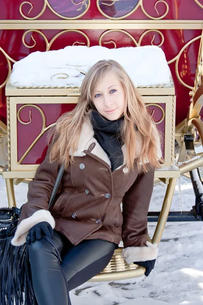 Woman near a coach in a winter park — Stock Photo, Image