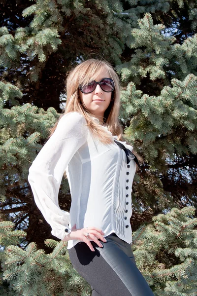 Mujer joven en un parque de invierno — Foto de Stock