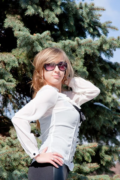 Jeune femme dans un parc d'hiver — Photo