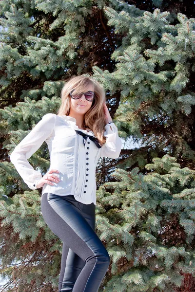 Jeune femme dans un parc d'hiver — Photo