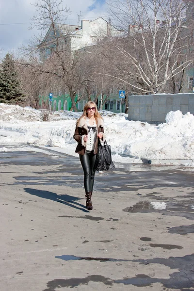 Mujer en un parque de invierno — Foto de Stock