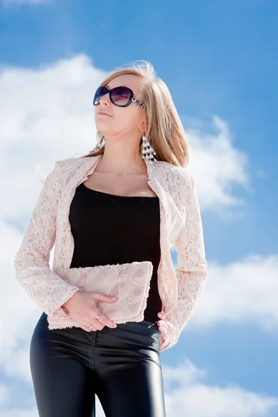 Mujer sobre un fondo azul cielo — Foto de Stock