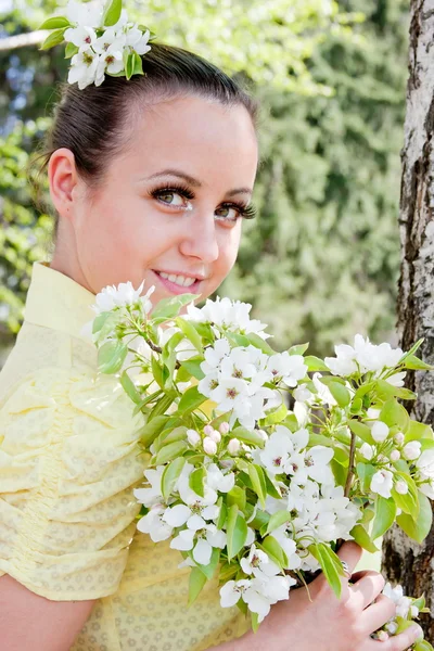 Ung vacker kvinna på karaktären av en canicular solig dag — Stockfoto