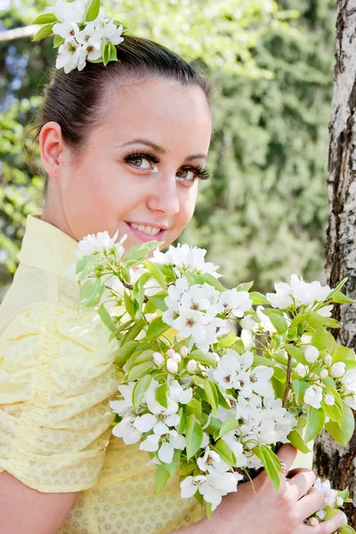 Jeune belle femme sur la nature par une journée ensoleillée caniculaire — Photo