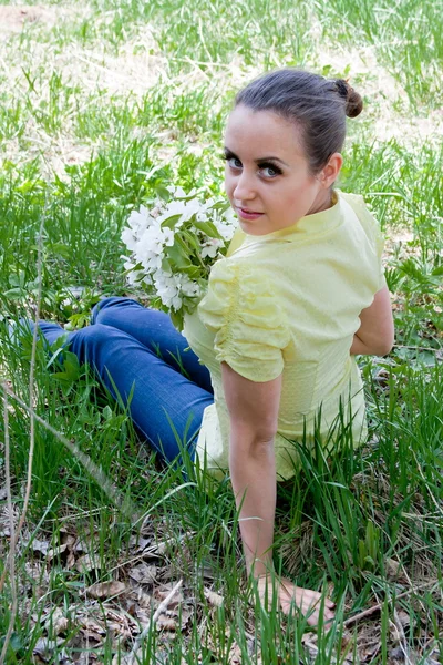 Jovem bela mulher na natureza por um dia ensolarado canicular — Fotografia de Stock