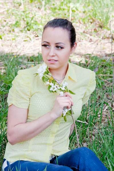 Giovane bella donna sulla natura da una giornata di sole canicolare — Foto Stock