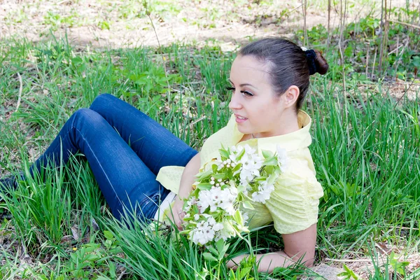 Jovem bela mulher na natureza por um dia ensolarado canicular — Fotografia de Stock