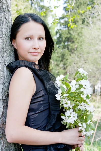 Giovane bella donna sulla natura da una giornata di sole canicolare — Foto Stock