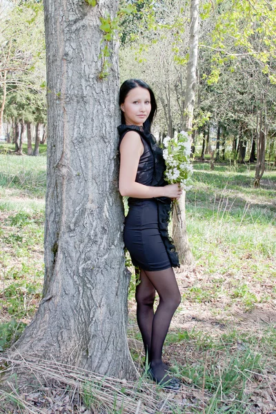 Jovem bela mulher na natureza por um dia ensolarado canicular — Fotografia de Stock