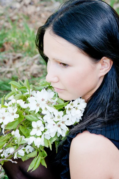 Junge schöne Frau in der Natur an einem sonnigen Kanufahrtag — Stockfoto