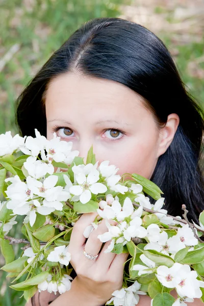 Joven hermosa mujer en la naturaleza por un día soleado canicular — Foto de Stock