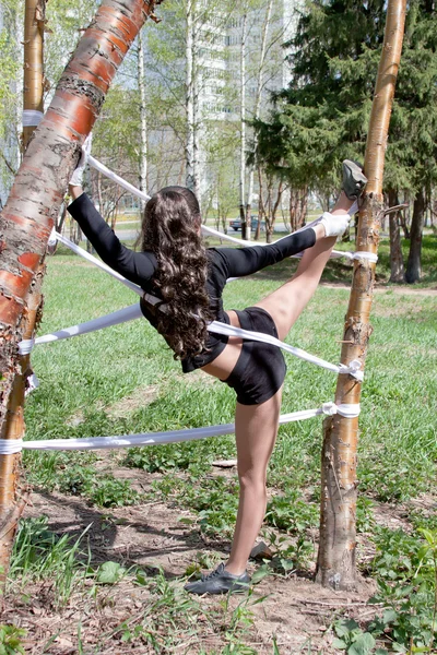 Une jeune femme fait de la gymnastique dans un parc d'été — Photo