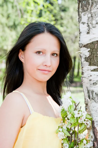 Portrét mladé krásné ženy na přírodu s barvami v rukou — Stock fotografie