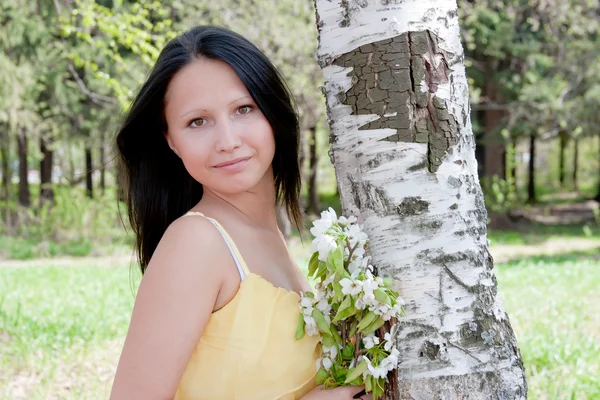 Retrato de jovem bela mulher na natureza com cores nas mãos — Fotografia de Stock