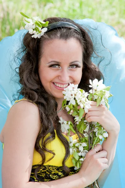 Портрет молодой красивой женщины на природе с цветами в руках — стоковое фото