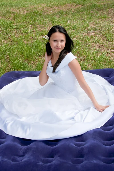 公園で夏の婚約者のドレスを着た若い女性が — ストック写真