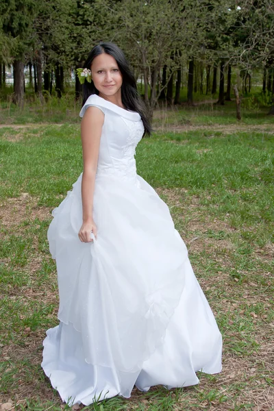 Junge Frau im Kleid ihres Verlobten im Sommer in einem Park — Stockfoto