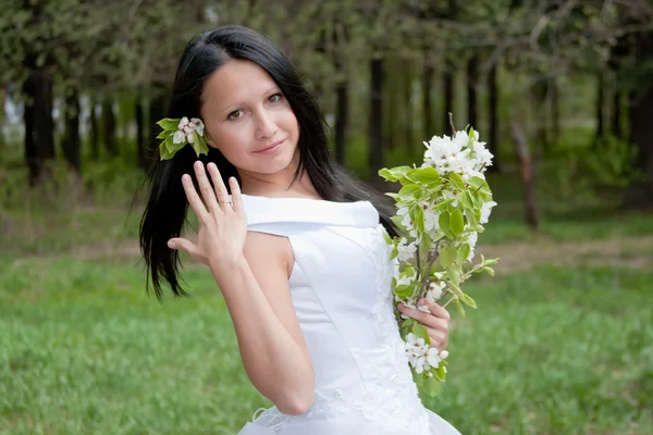 Jovem mulher no vestido de noiva no verão em um parque — Fotografia de Stock