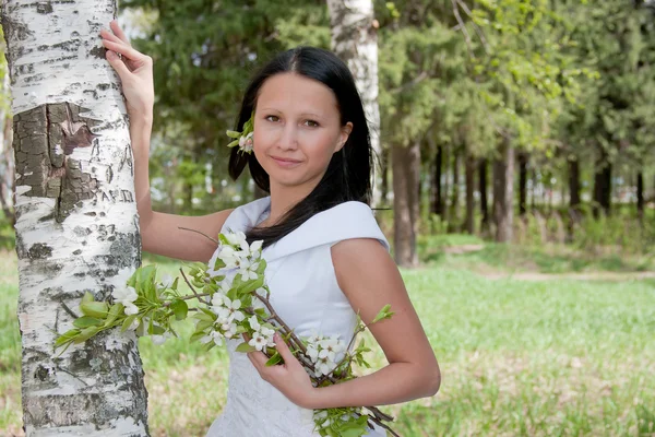 Junge Frau im Kleid ihres Verlobten im Sommer in einem Park — Stockfoto