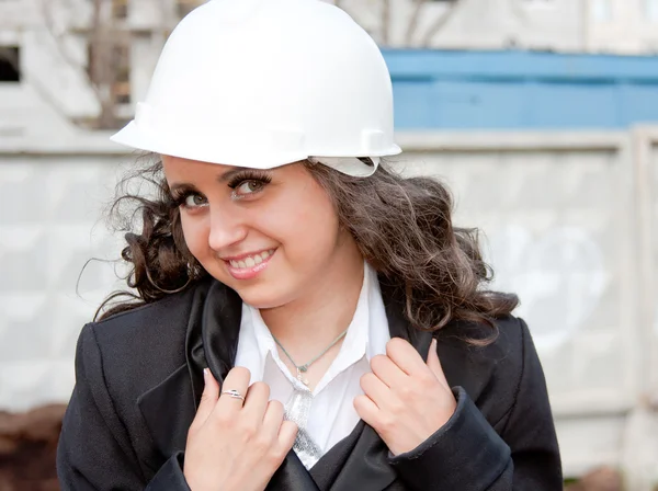 Eine junge Geschäftsfrau trägt einen Helm — Stockfoto