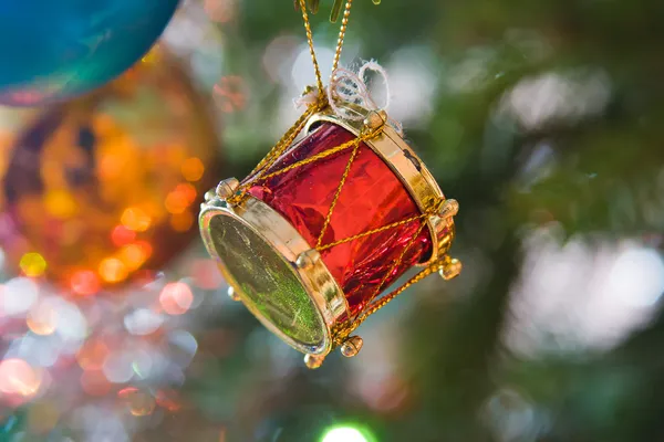 New-year toy a drum hangs on a christmas tree — Stockfoto