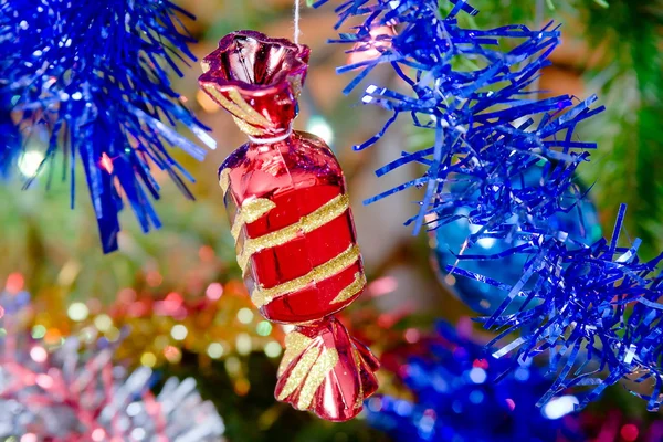 Juguete de año nuevo un caramelo cuelga de un árbol de Navidad — Foto de Stock