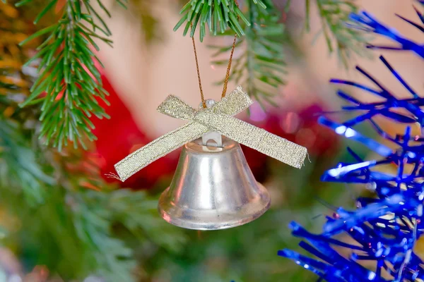 Neujahrsspielzeug: Blauglocke hängt am Weihnachtsbaum — Stockfoto