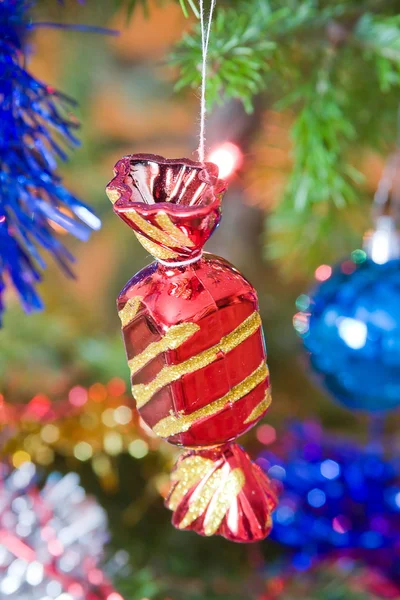 Il giocattolo di anno nuovo una caramella pende su un albero di Natale — Foto Stock