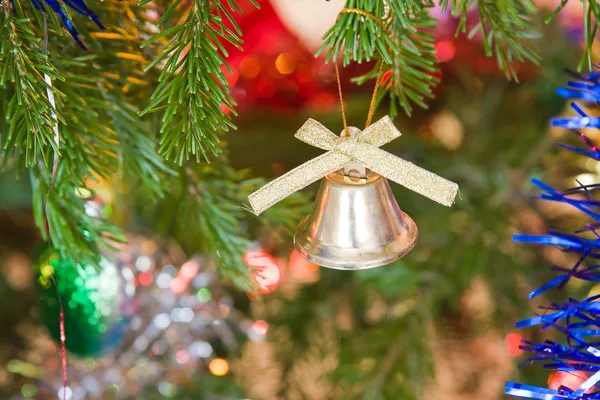 Neujahrsspielzeug: Blauglocke hängt am Weihnachtsbaum — Stockfoto