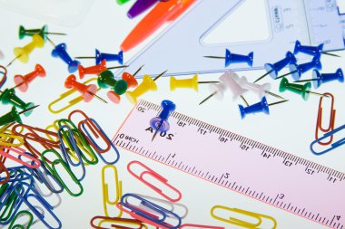 office ürünleri beyaz zemin üzerine kapsamdan