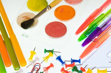 office ürünleri beyaz zemin üzerine kapsamdan