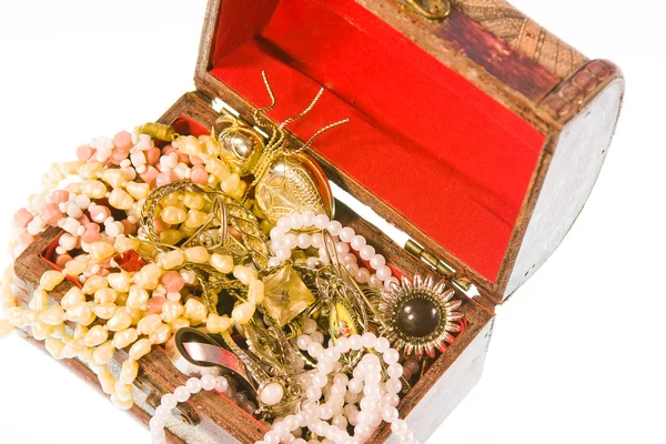 Değerli eşyalar ile küçük bir kutu — Stok fotoğraf