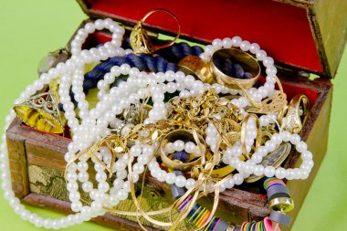 Açık yeşil arka plana hazineleri ile küçük bir kutu