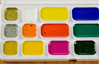 Okul aidiyeti, nemli renkler