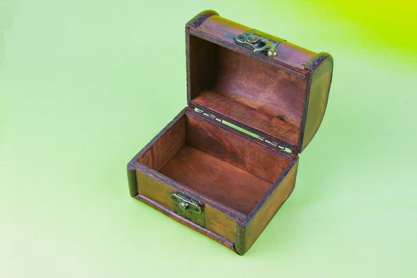 Caja pequeña abierta decorativa sobre un fondo verde claro — Foto de Stock