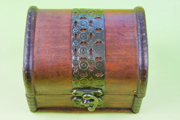 Açık yeşil arka planı üzerinde dekoratif küçük kutu — Stok fotoğraf