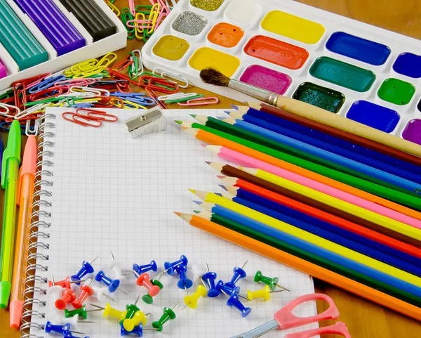 Pertença de escola brilhante, mercadorias de escritório — Fotografia de Stock