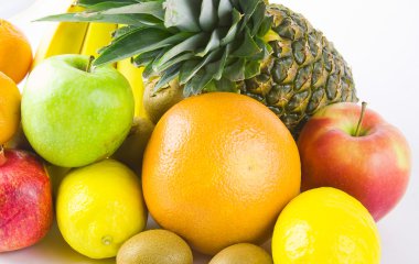 Beyaz arka planda farklı meyvelerden yaşam